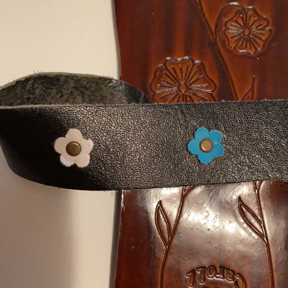 Sandals with cute flower between the toes and flowers on band. Approximately 7.5 - Picture 4 of 6